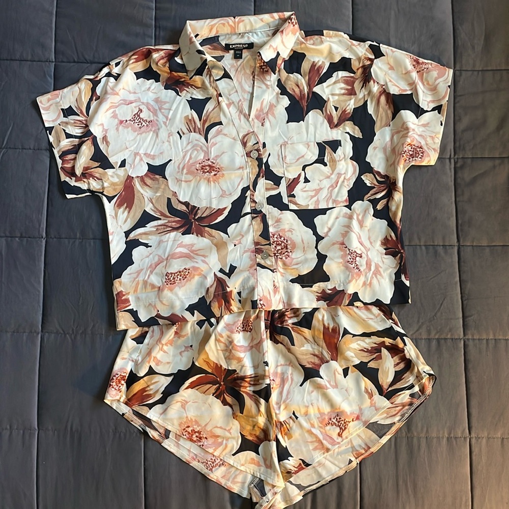 Women’s XS Express silky pajamas in floral print. Never worn.